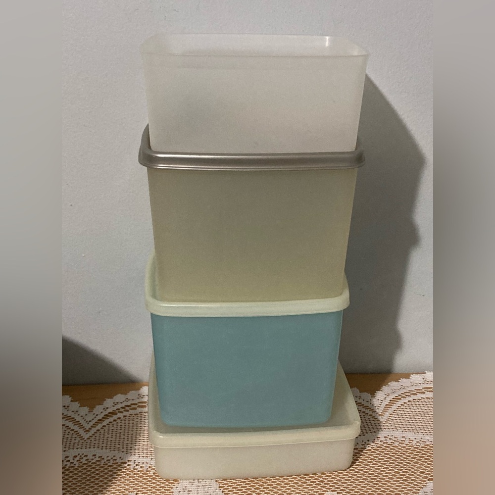 4 vintage Tupperware square round containers